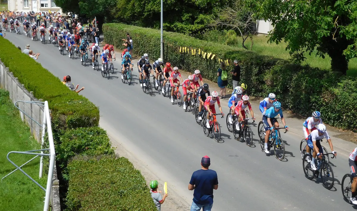 Peloton streched down the road